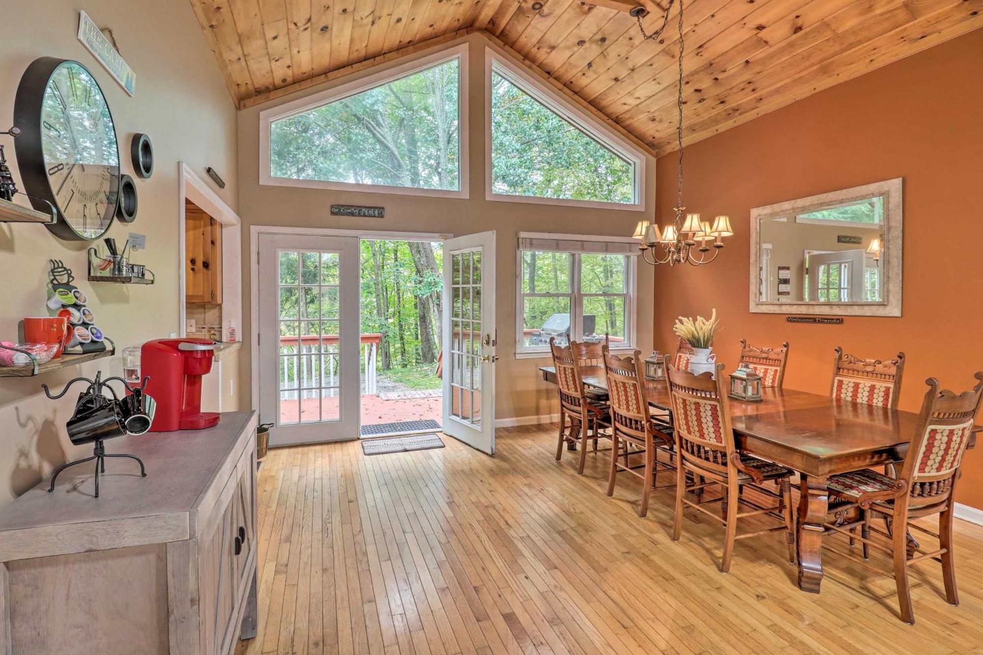 Вілла Rustic Red Cabin With Deck In Maggie Valley Club! Екстер'єр фото