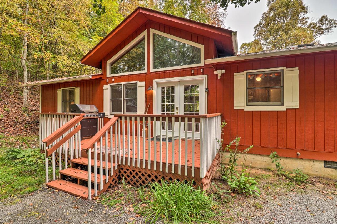 Вілла Rustic Red Cabin With Deck In Maggie Valley Club! Екстер'єр фото