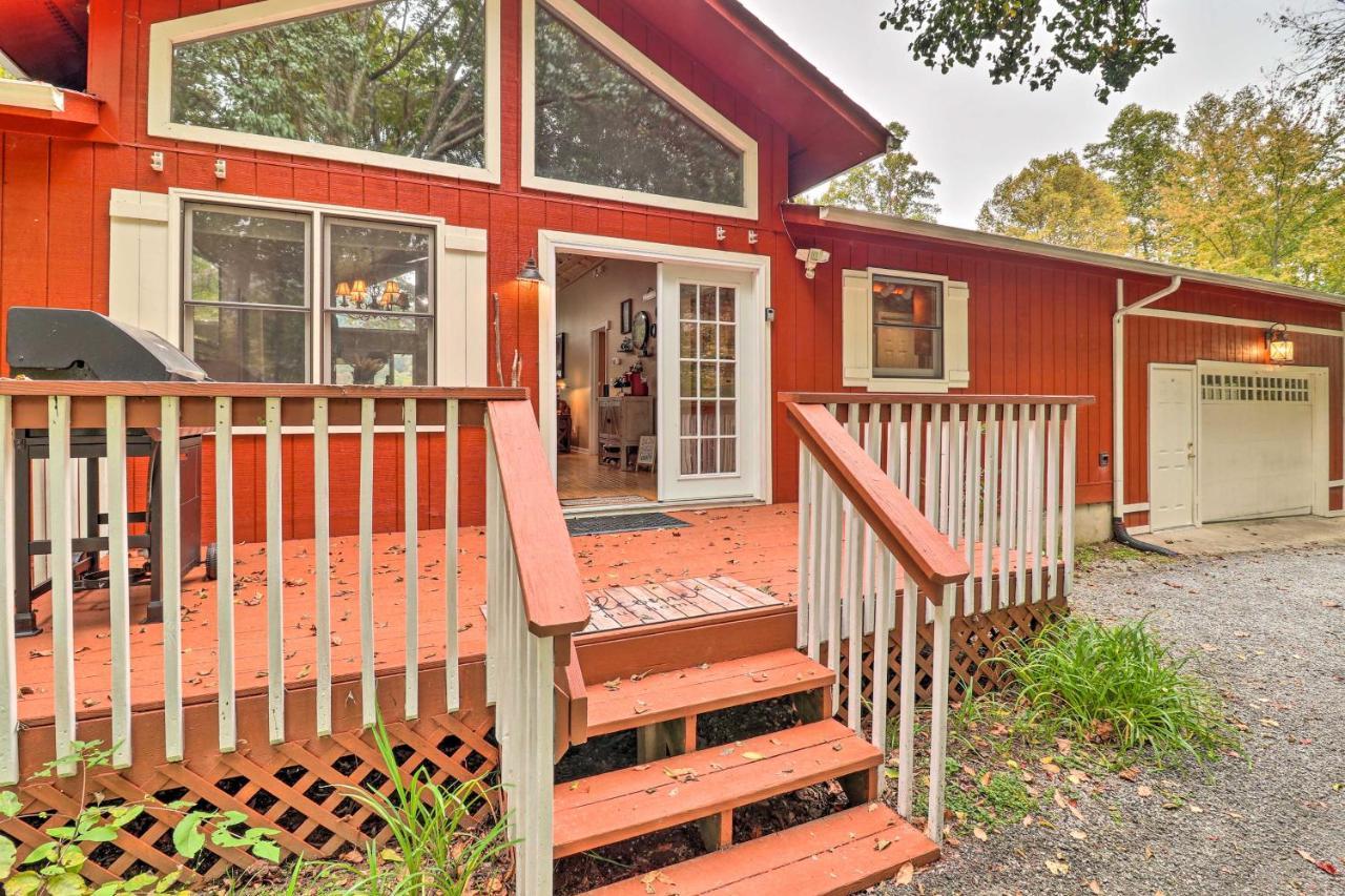 Вілла Rustic Red Cabin With Deck In Maggie Valley Club! Екстер'єр фото