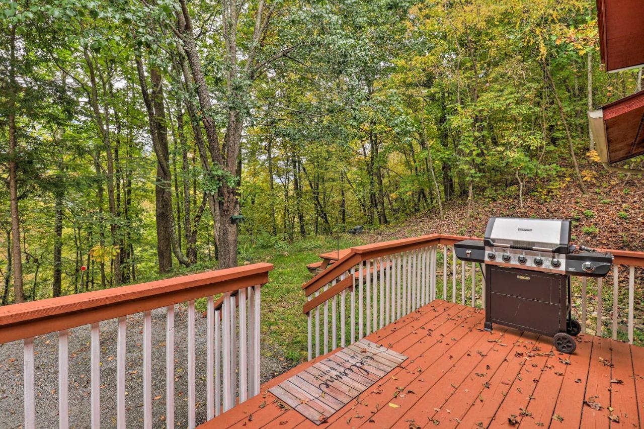 Вілла Rustic Red Cabin With Deck In Maggie Valley Club! Екстер'єр фото